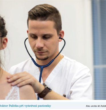 Doktor Palička při vyšetření pacientky Doktor Palička při vyšetření pacientky