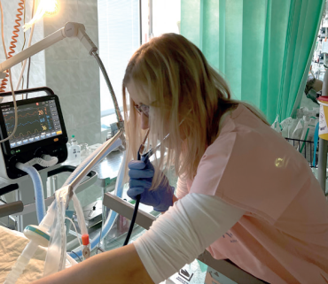 Doktorka Kašparová při&nbsp;práci na&nbsp;oddělení ARO Foto: archiv MUDr. Kašparové