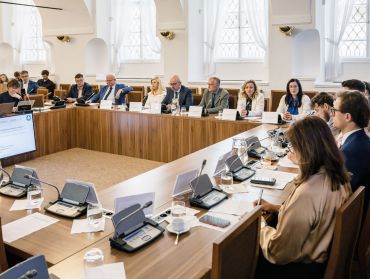 Ke&nbsp;kulatému stolu v&nbsp;Poslanecké sněmovně PČR Mladí lékaři přizvali zástupce Ministerstva zdravotnictví, České lékařské společnosti JEP, IPVZ a&nbsp;fakultních i&nbsp;soukromých nemocnic Foto: PSP ČR