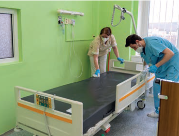 Lůžkové oddělení je moderně vybaveno, o pacienty se stará kvalifikovaný personál. Zde sanitáři Monika Hraňová a Daniel Muhr. Lůžkové oddělení je moderně vybaveno, o pacienty se stará kvalifikovaný personál. Zde sanitáři Monika Hraňová a Daniel Muhr.