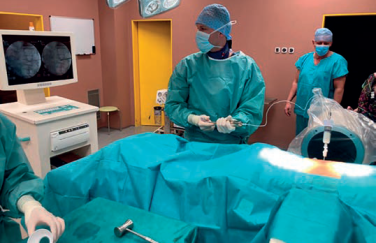 MUDr. Tomáš Novotný, Ph.D., přednosta Ortopedické kliniky Masarykovy nemocnice Krajské zdravotní, a.s., v Ústí nad Labem při ortopedickéa operaci kolenního kloubu. MUDr. Tomáš Novotný, Ph.D., přednosta Ortopedické kliniky Masarykovy nemocnice Krajské zdravotní, a.s., v Ústí nad Labem při ortopedickéa operaci kolenního kloubu.