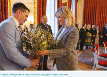 MUDr. Vojtěch Mucha předal na&nbsp;Pražském hradě kytici první dámě Evě Pavlové Zdroj: Kancelář prezidenta republiky, foto: Tomáš Fongus
