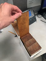 Obr. 4 Kalibrované dřevěné destičky k&nbsp;vyšetření možnosti korekce posturální skoliózy podkládáním pod&nbsp;nohu zkrácené končetiny. Zdroj: Ortopedická klinika FZS UJEP a&nbsp;MNUL.