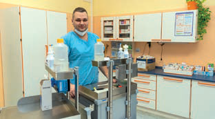 Ošetřovatelská péče o pacienty na lůžku je nedílnou součástí infektologie. K pacientovi se připravuje zdravotní bratr Dávid Kuchtanin. Ošetřovatelská péče o pacienty na lůžku je nedílnou součástí infektologie. K pacientovi se připravuje zdravotní bratr Dávid Kuchtanin.