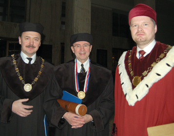 Promoce s&nbsp;udělením titulu doctor honoris causa Masarykovy univerzity prof. Patricku Walshovi (promotor prof. Pacík vlevo), 2007